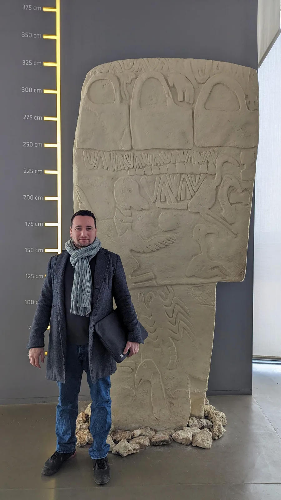 Maurício A. Piper neben der Nachbildung des Pfeilers 43 von Göbekli Tepe